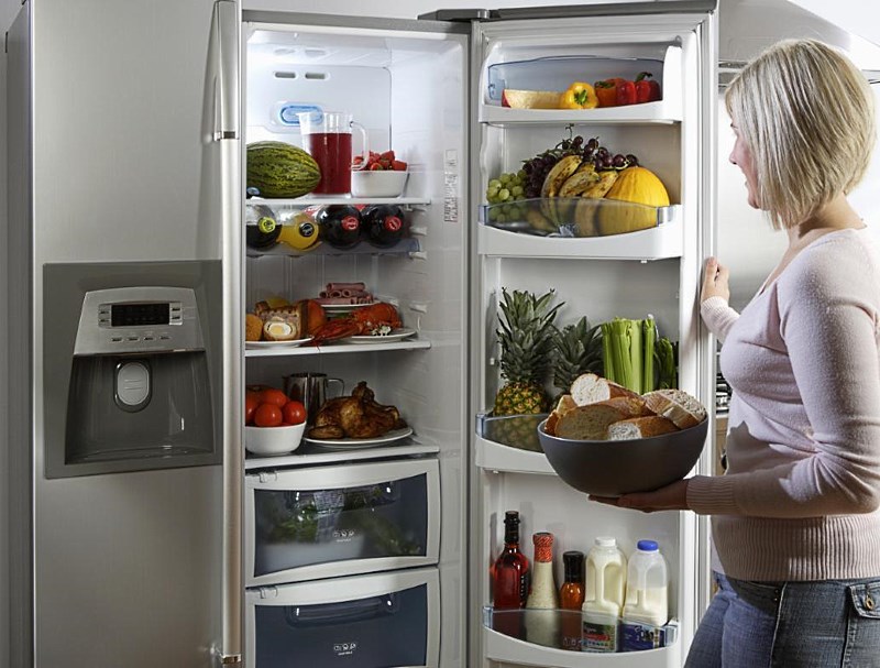 Во избежание поломок холодильник не следует включать