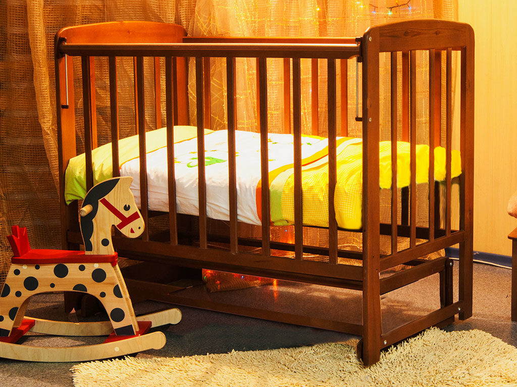 Кроватка с маятником для новорожденных