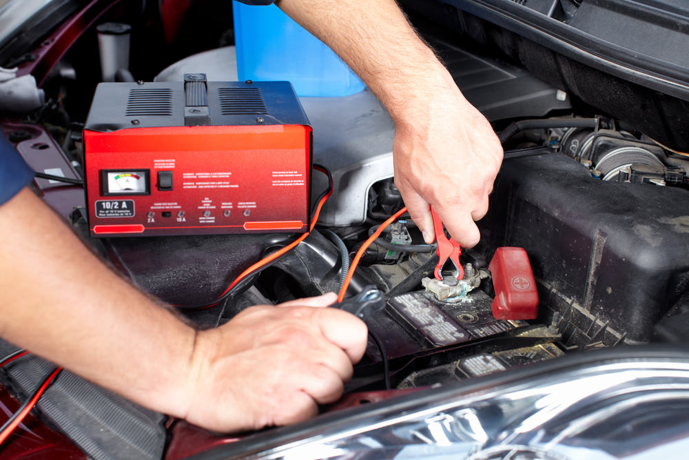 Каким напряжением заряжать автомобильный аккумулятор в домашних условиях