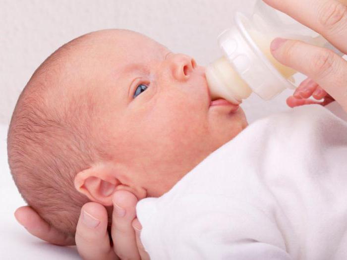 почему ребенок срыгивает молоко после кормления