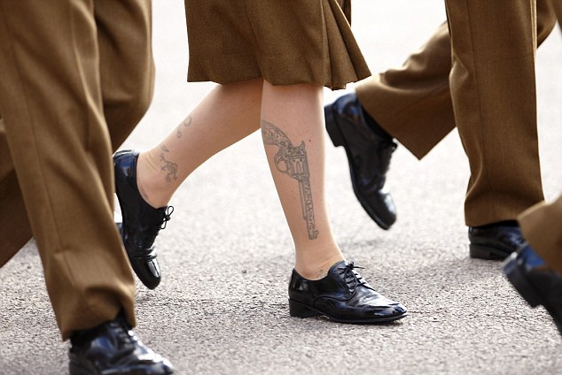 берут ли с татуировками в армию