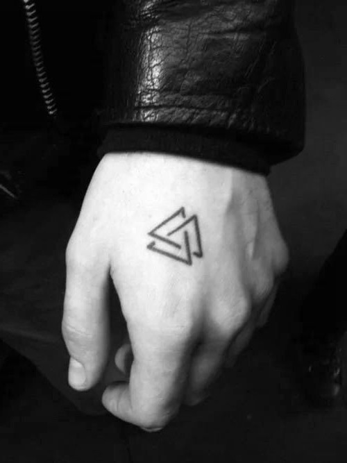 простые татуировки на руку для мужчин