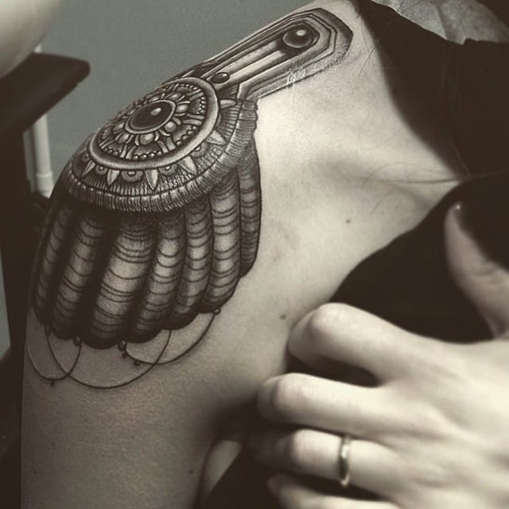 Татуировки-эполеты. Символ блатного авторитета