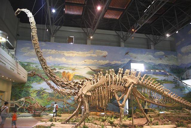 динозавр с длинной шеей название