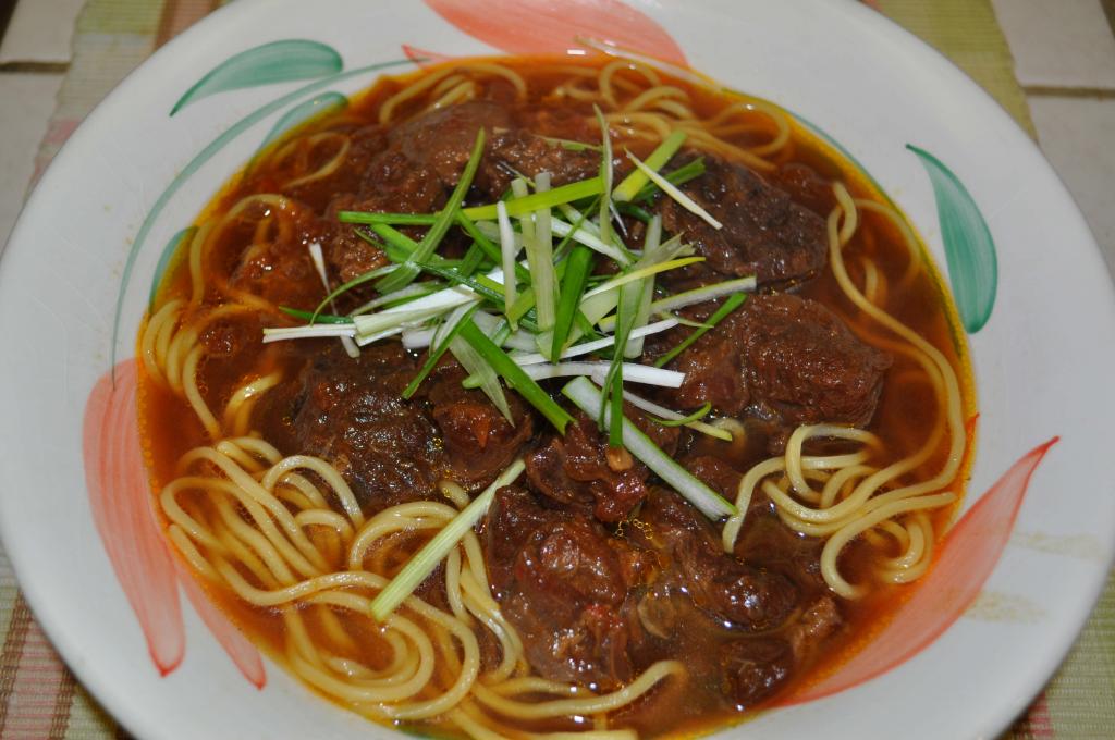 Суп с лапшой роллтон. Хойсин суп. Beef Stew Noodle Soup. Niu Rou Mian. Gui Jiao ban Mian лапша черная.