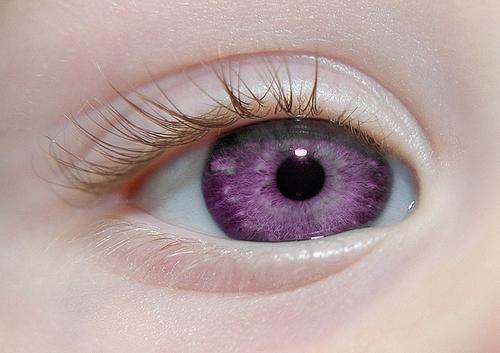 Люди с фиолетовым цветом глаз