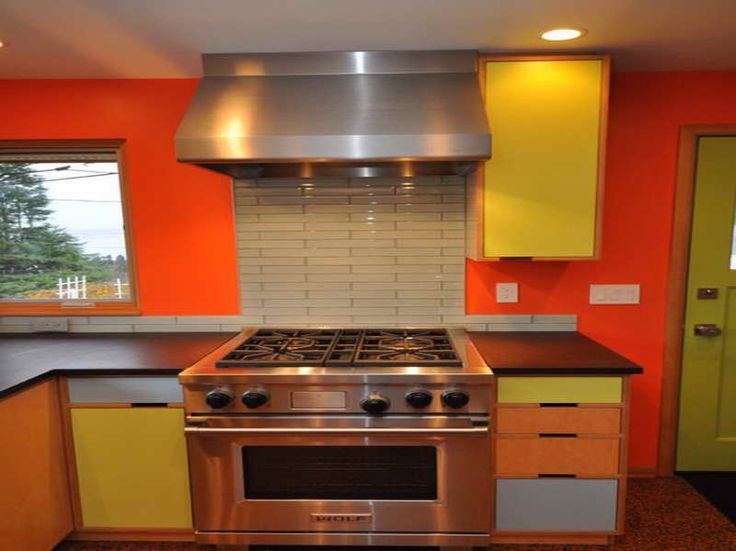 яркая отделка стен на кухне при помощи краски