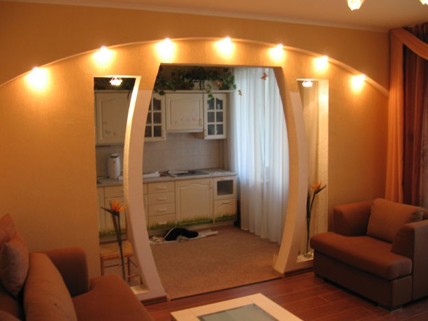 арка между комнатой и кухней в маленькой квартире