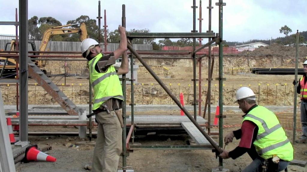 the process of assembling scaffolding from a profile pipe