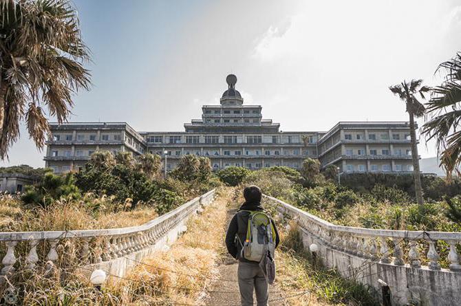  заброшенный отель на острове хатидзе япония фото