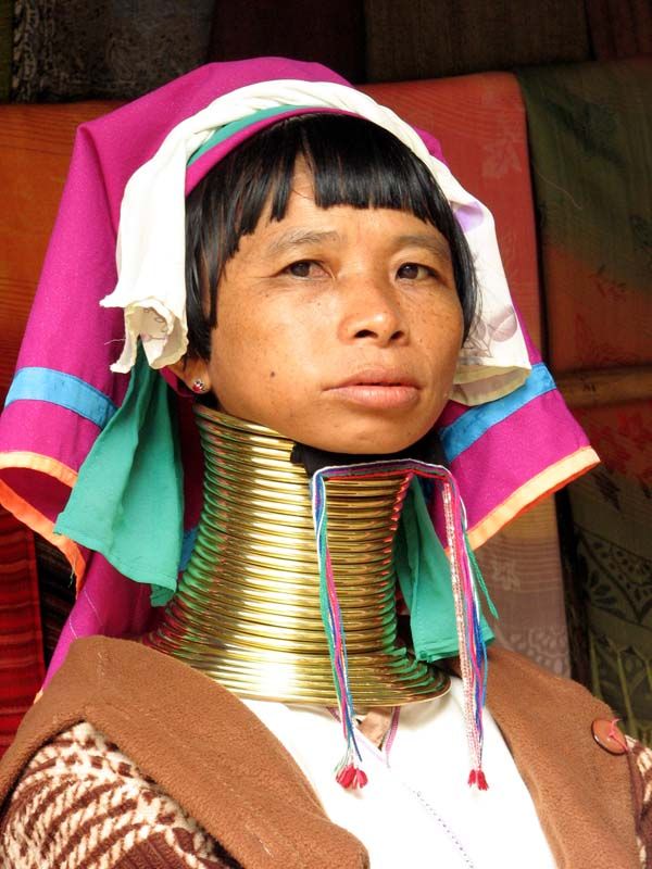 Кольца на шее у женщин из племен