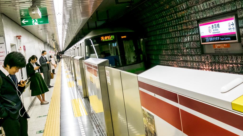ожидание поезда в токийском метро