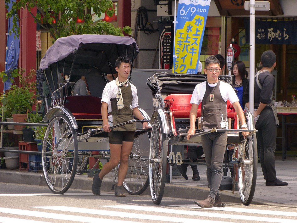 рикши на улицах Асакусы, одного из кварталов Токио