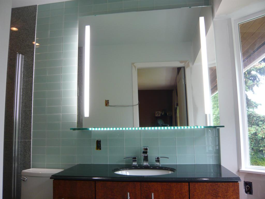 Зеркало с внутренней подсветкой в ванную комнату