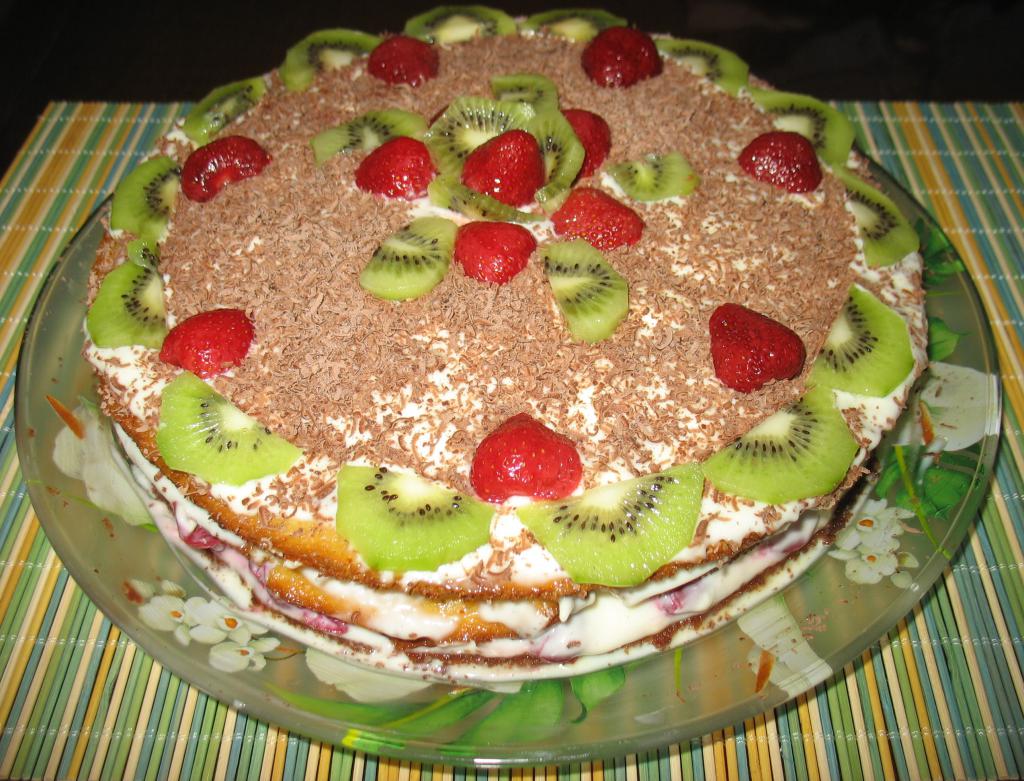 Сметанный торт с фруктами