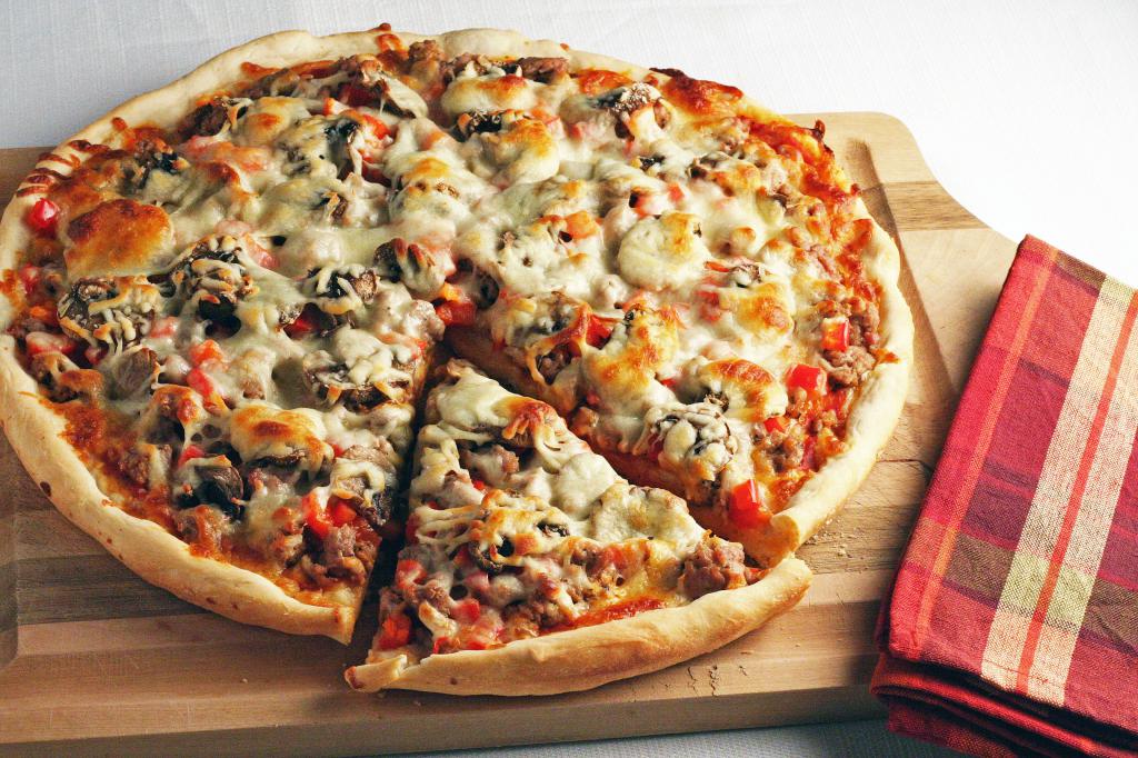 Рецепт пиццы с грибами и колбасой