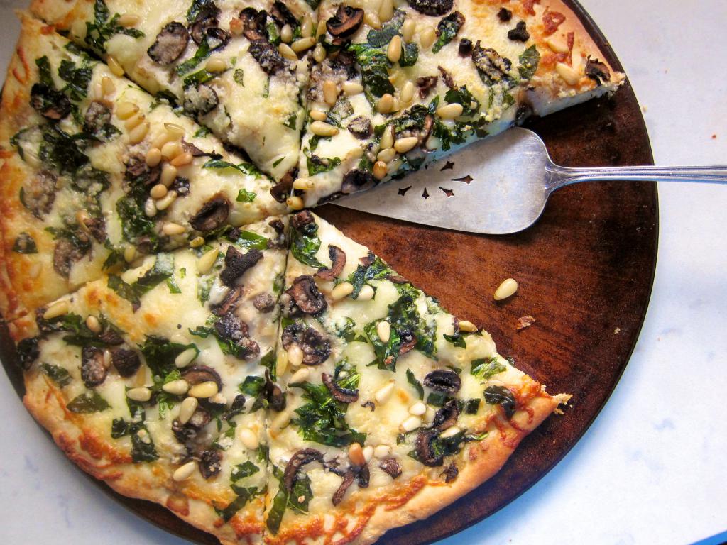 Пицца с грибами и шпинатом