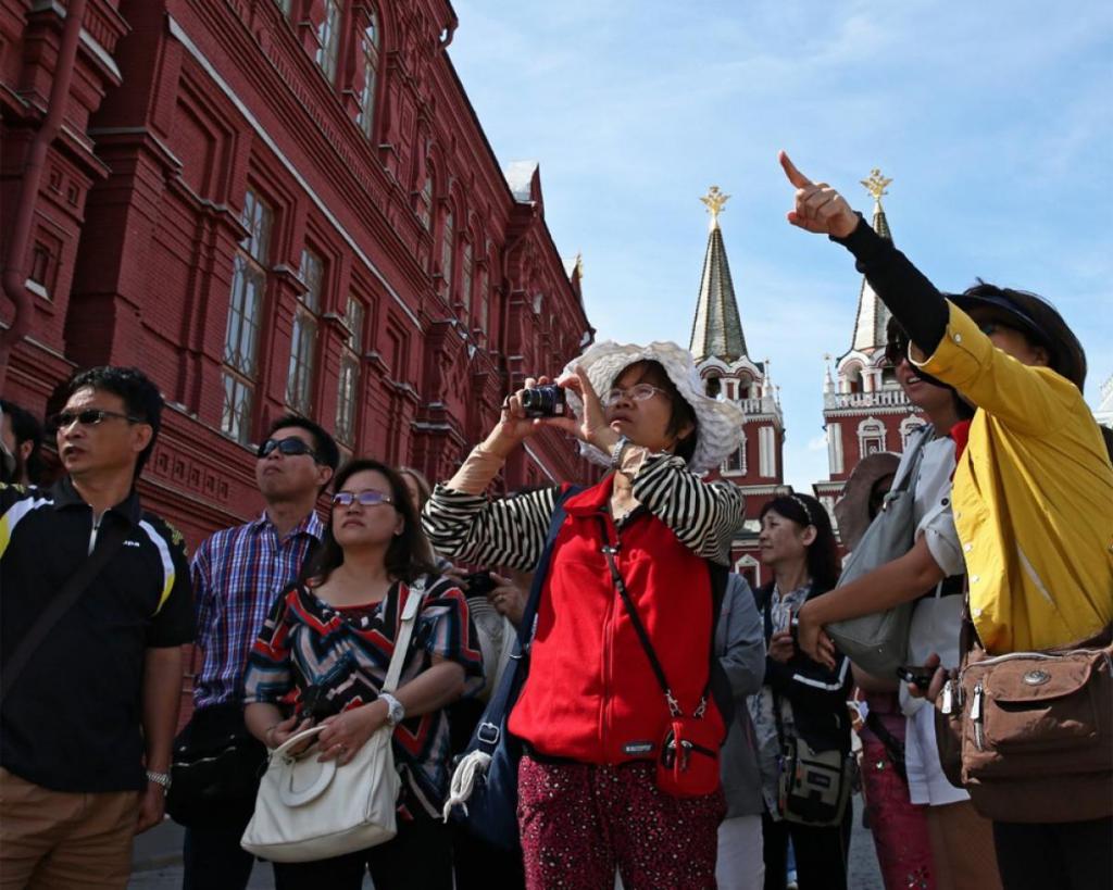 Москва туристов в год. Туристы в Москве. Иностранные туристы. Китайские туристы. Китайские туристы в России.