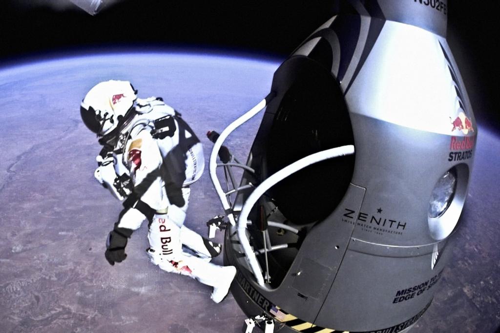 Время прыжка с парашютом из космоса