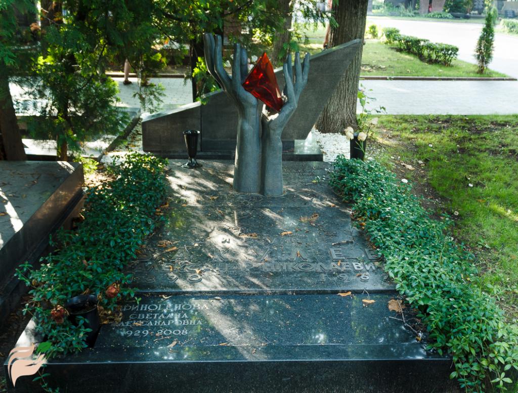 Памятник Бакулеву