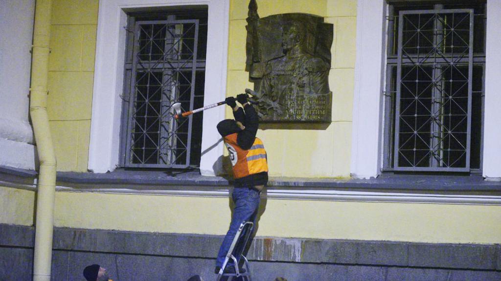 Mannerheim plaque damaged by vandals