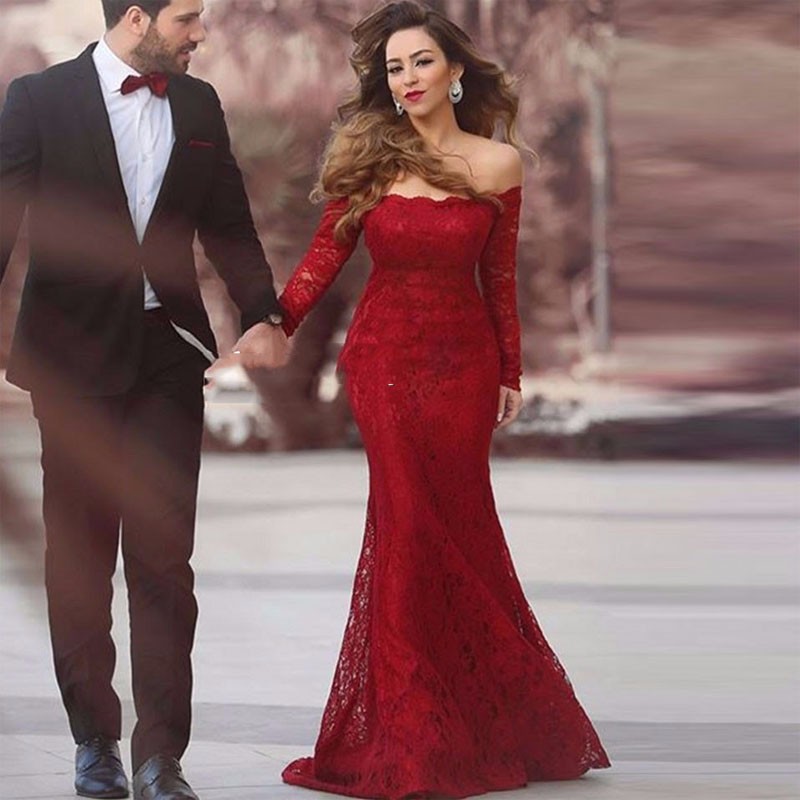 женщина в красном платье с мужчиной