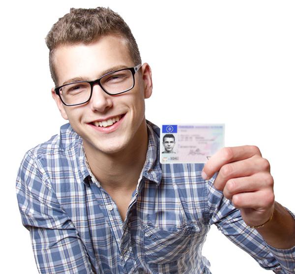 мужчина в очках получил водительские права