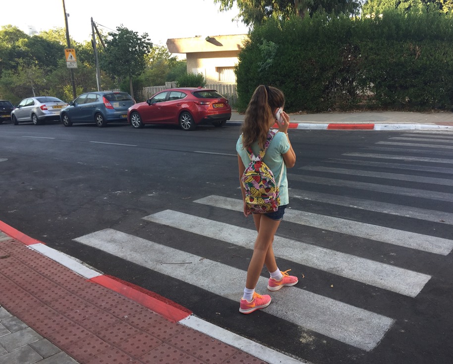 девочка переходит дорогу