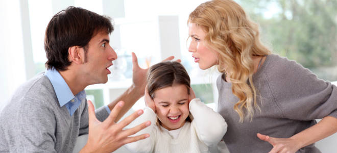 родители ребенка о чем-то спорят между собой