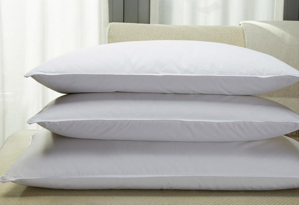 три белые подушки