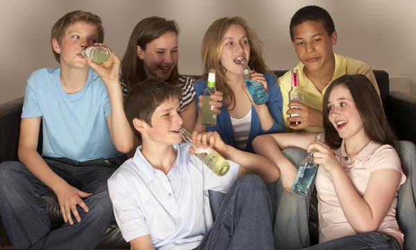 Подростки пьют алкоголь