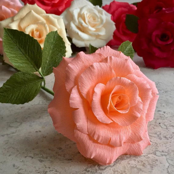 розы из креповой бумаги - фото