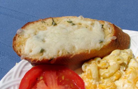 батон с чесноком и сыром в духовке рецепт с фото