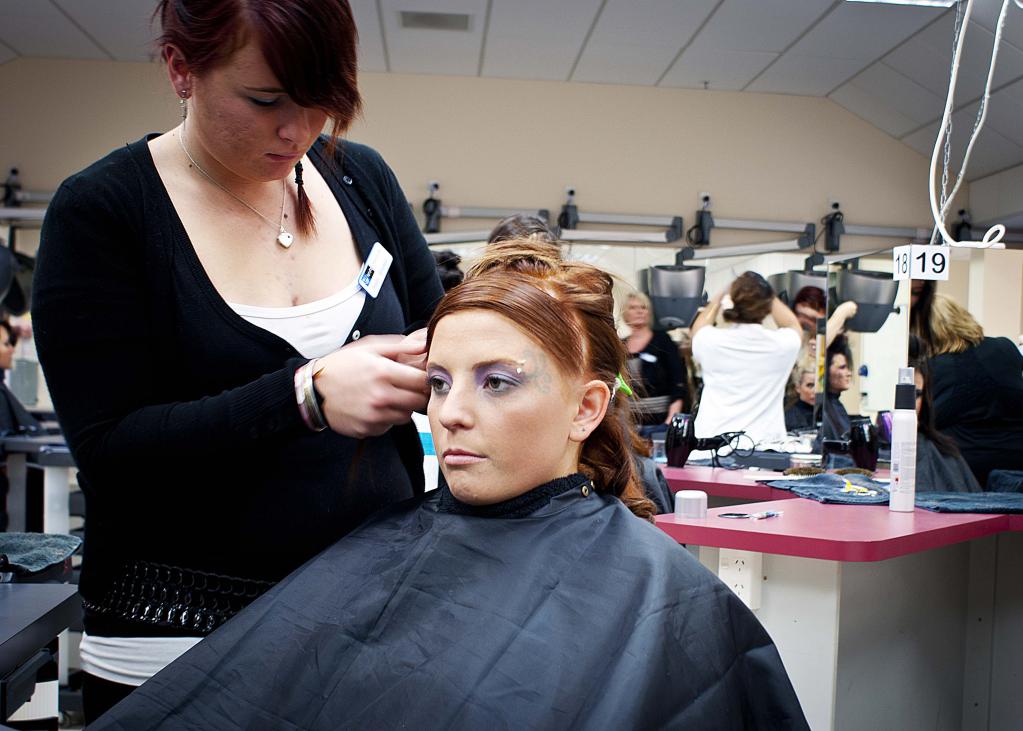 Женщина-парикмахер ищет мужчину для стрижки москва