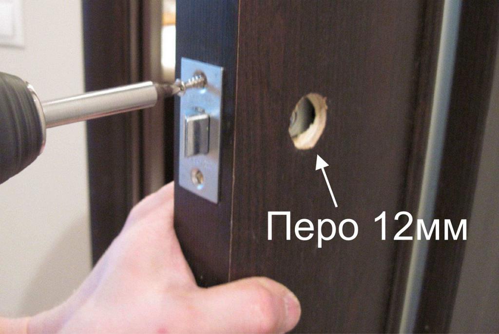 The tool for insert of the lock in interroom doors