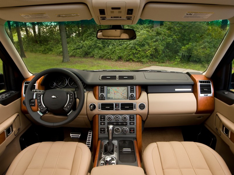 Внедорожник Land Rover 2013 года выпуска