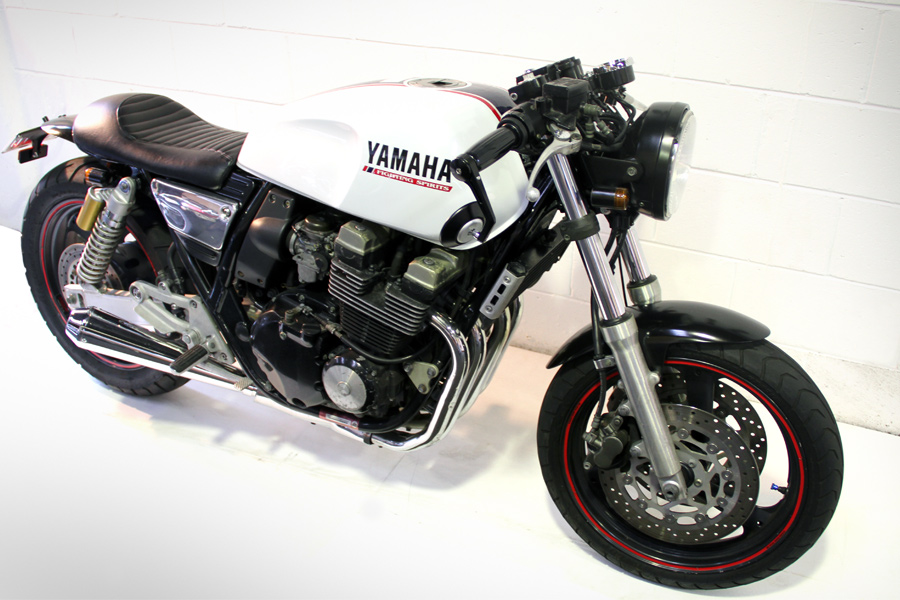 Описание Yamaha XJR 400