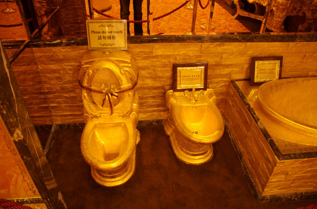 Необычный золотой туалет