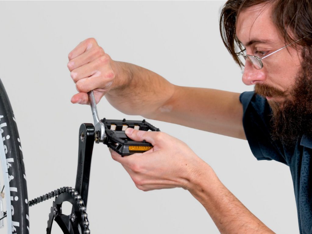 Как заменить педали на велосипеде