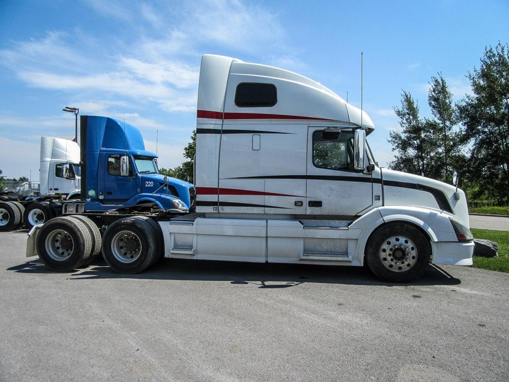 Volvo VNL 670 truck