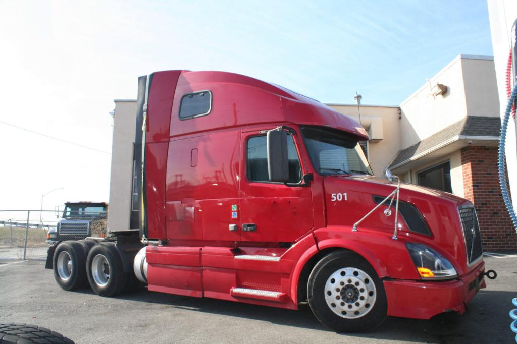 Volvo VNL 670 truck tractor