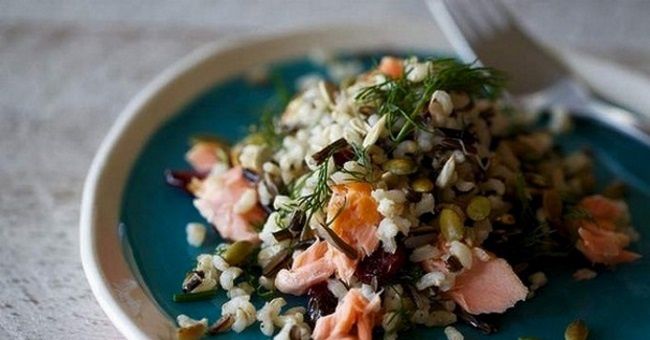 Салат с рисом и лососем