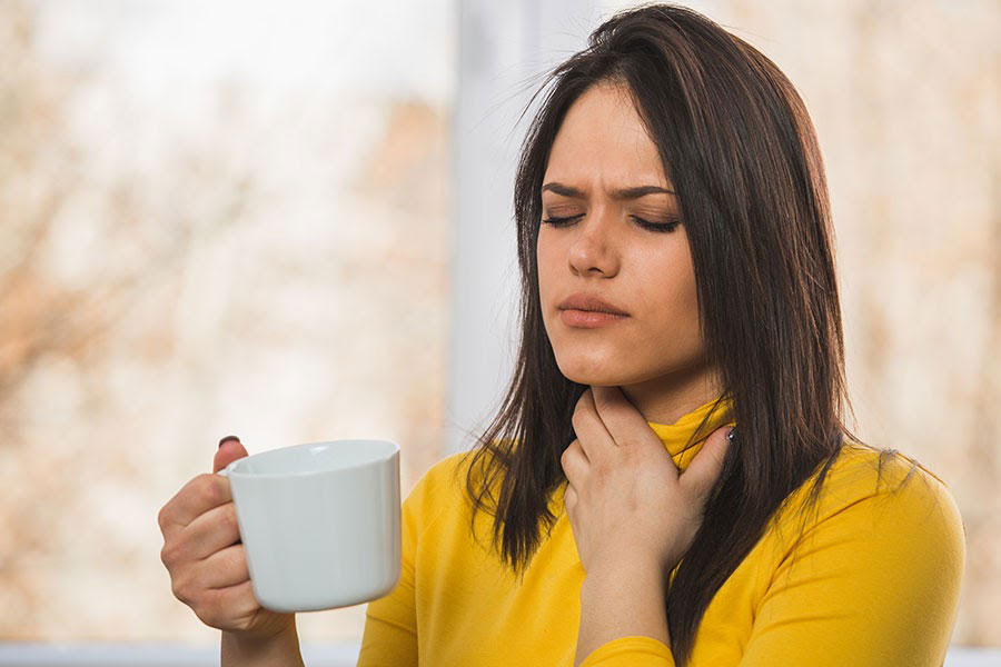 Болит горло ночью утром проходит. Человек с больным горлом. Sore throat. У девушки болит горло.