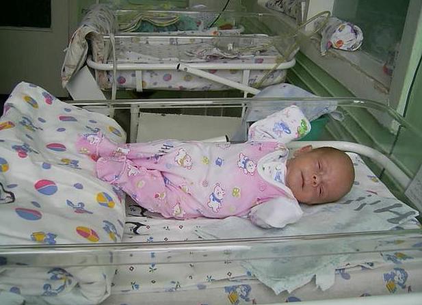 Фото новорожденного ребенка девочки в роддоме