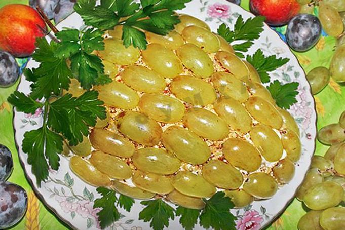 салат с виноградом и грецкими орехами