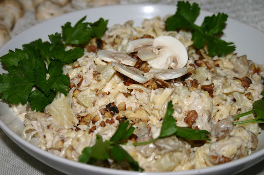 салат с грибами и грецкими орехами