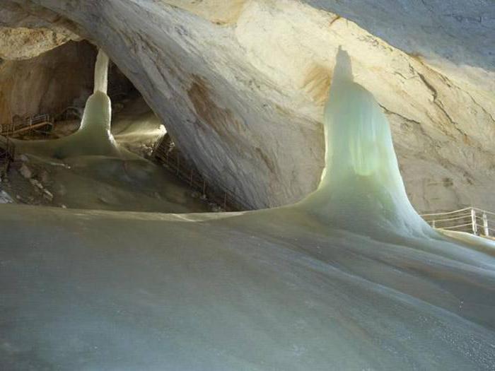 ледяные пещеры Айсризенвельт