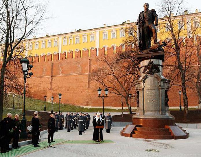 Памятники в александровском саду в москве фото и названия