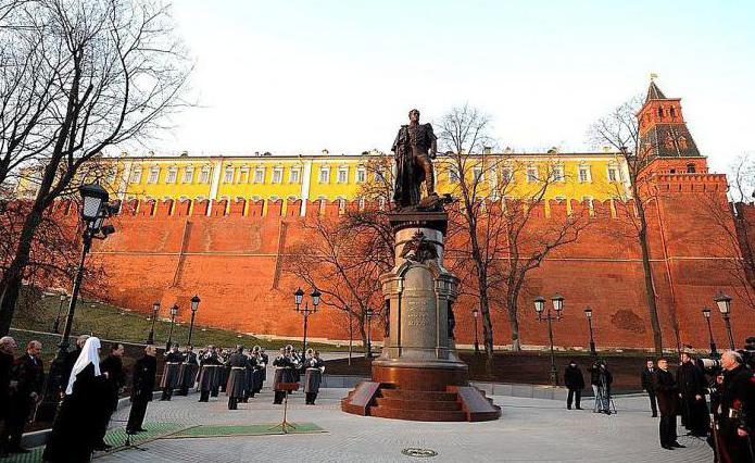 Памятники в александровском саду в москве фото и названия