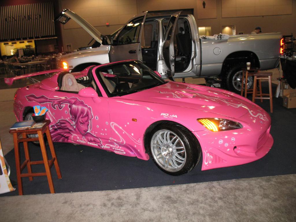 ярко-розовая машина